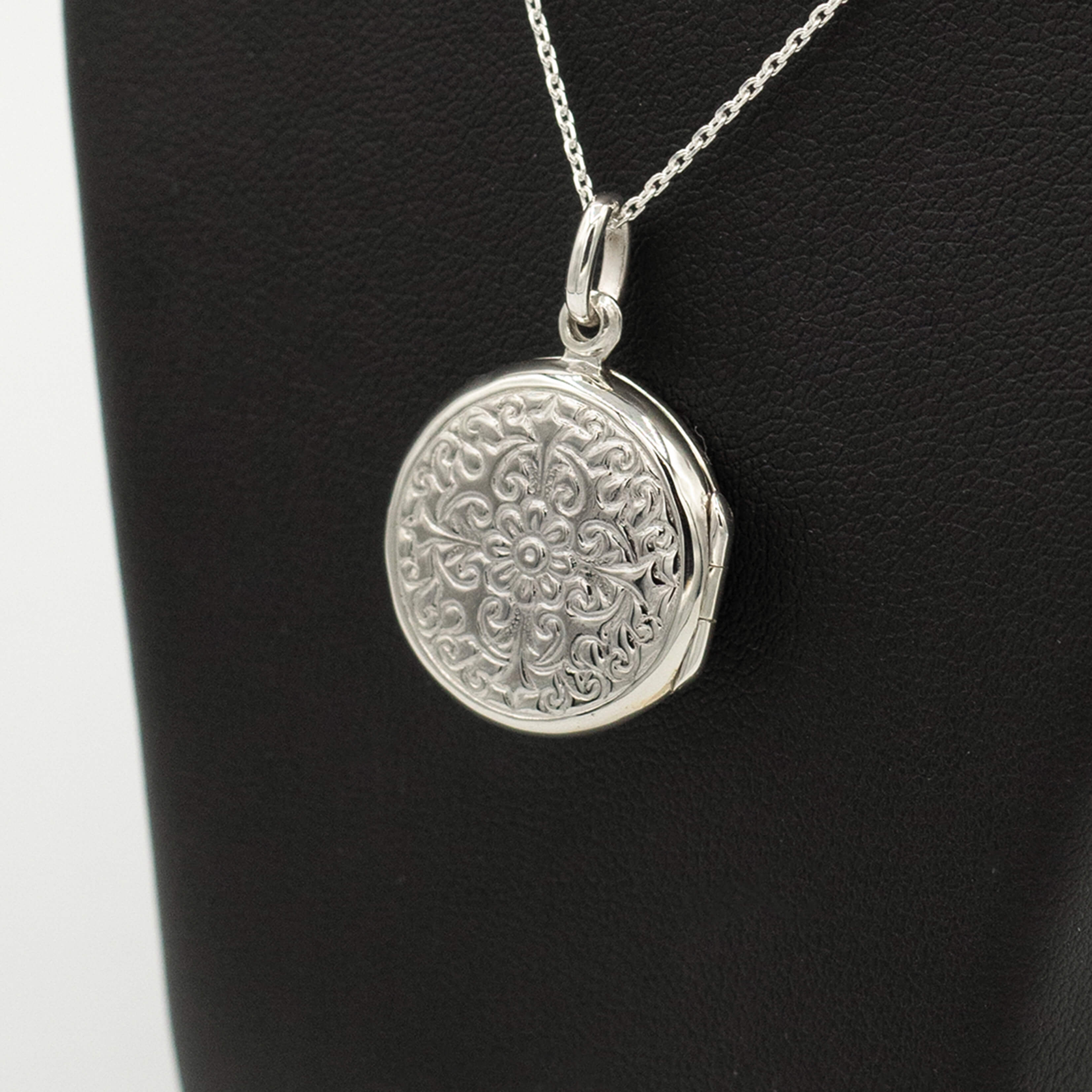 Necklace on sale photo locket